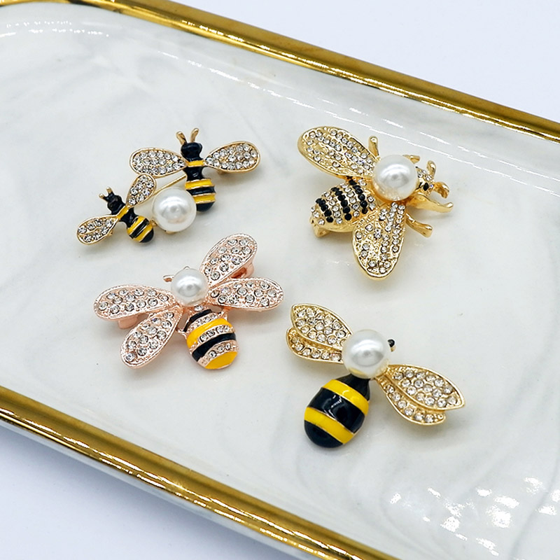 4 Pieces Honey Bee Brooch Lapel Pins for Women Crystal Insect Themed Bee Brooches with Faux Pearl Fashion Gift for Birthday Dating Party Anniversary
